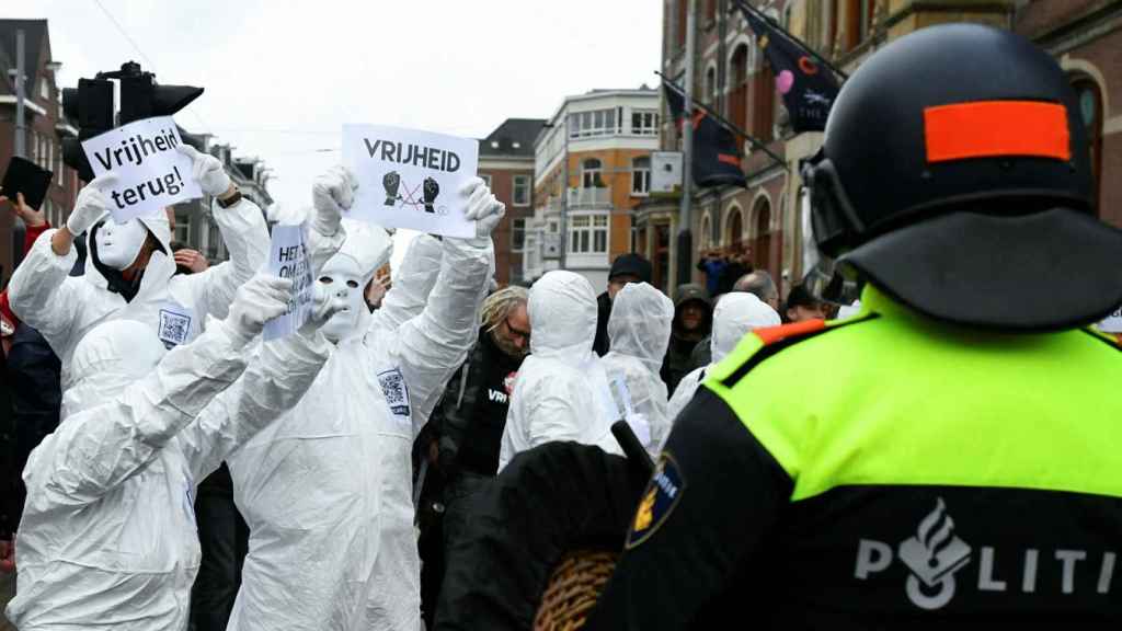 Manifestantes protestan contra las restricciones por la Covid en Ámsterdam