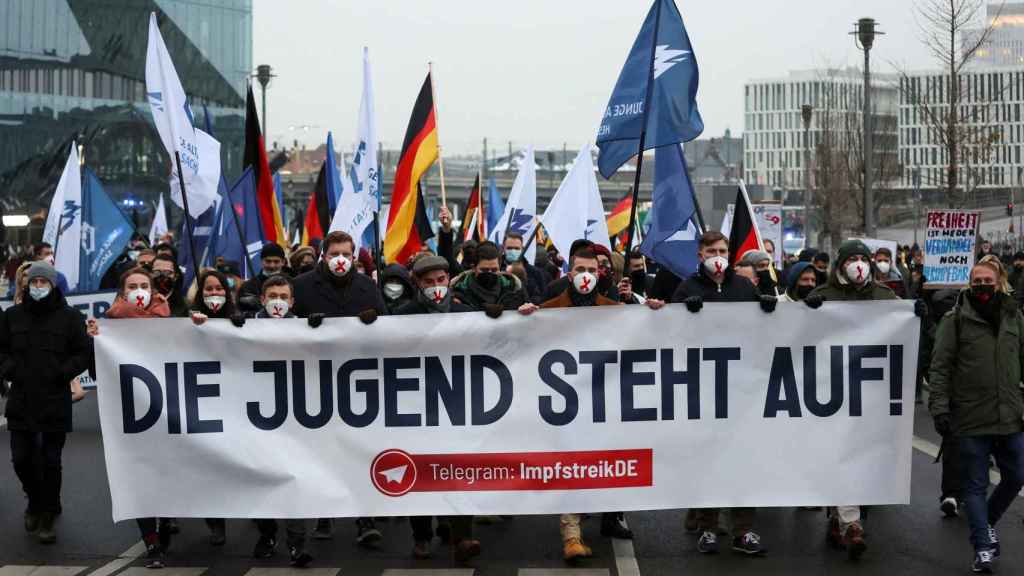 Manifestantes en Alemania contra las restricciones para limitar la propagación del virus.