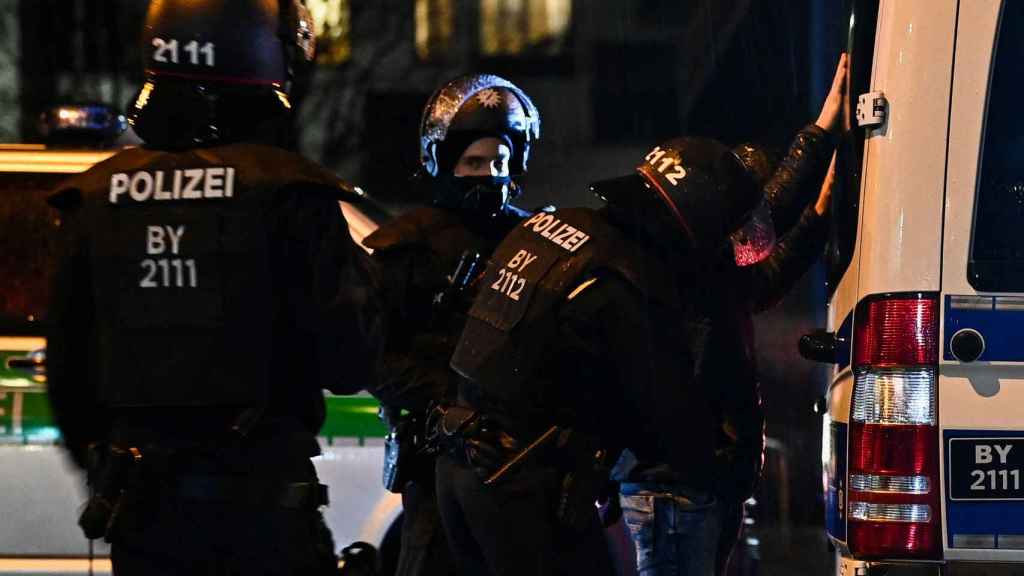 La Policía alemana detiene a un manifestante durante una protesta contra las medidas antiCovid.