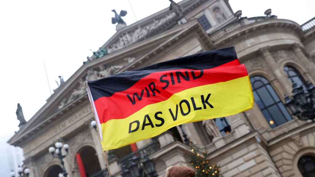 Una bandera alemana durante una protesta.