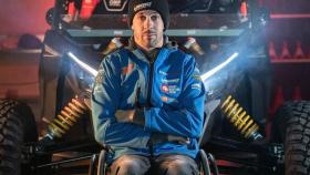 Joan Lascorz junto a su buggy para el Rally Dakar