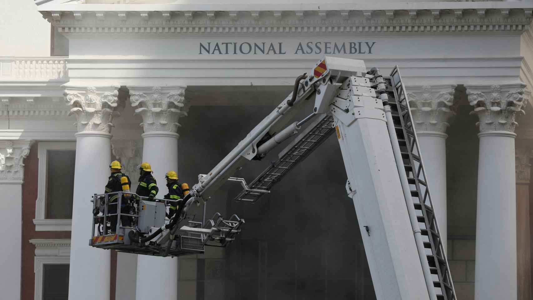 Las impactantes imágenes del incendio del Parlamento de Ciudad del Cabo (Sudáfrica)