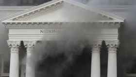 El humo sale del edificio del Parlamento en Ciudad del Cabo, Sudáfrica.