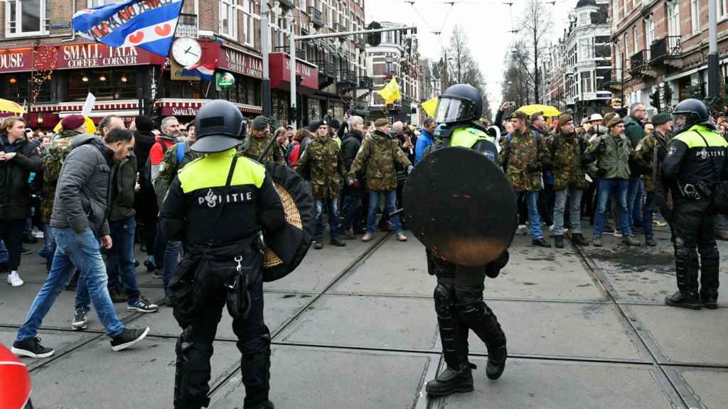 Agentes de policía, frente a manifestantes en Ámsterdam