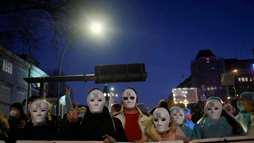 Manifestantes enmascarados en Hamburgo, Alemania, durante una protesta contra las medidas antiCovid.