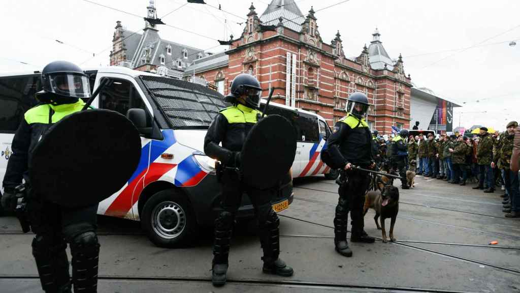 Policías neerlandeses con perros de guardia durante la manifestación de este domingo en Ámsterdam.