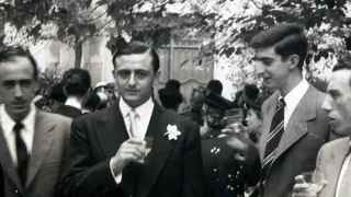 Juan Benet, con corbata a rayas, junto a Luis Martín-Santos, con una flor en la solapa.