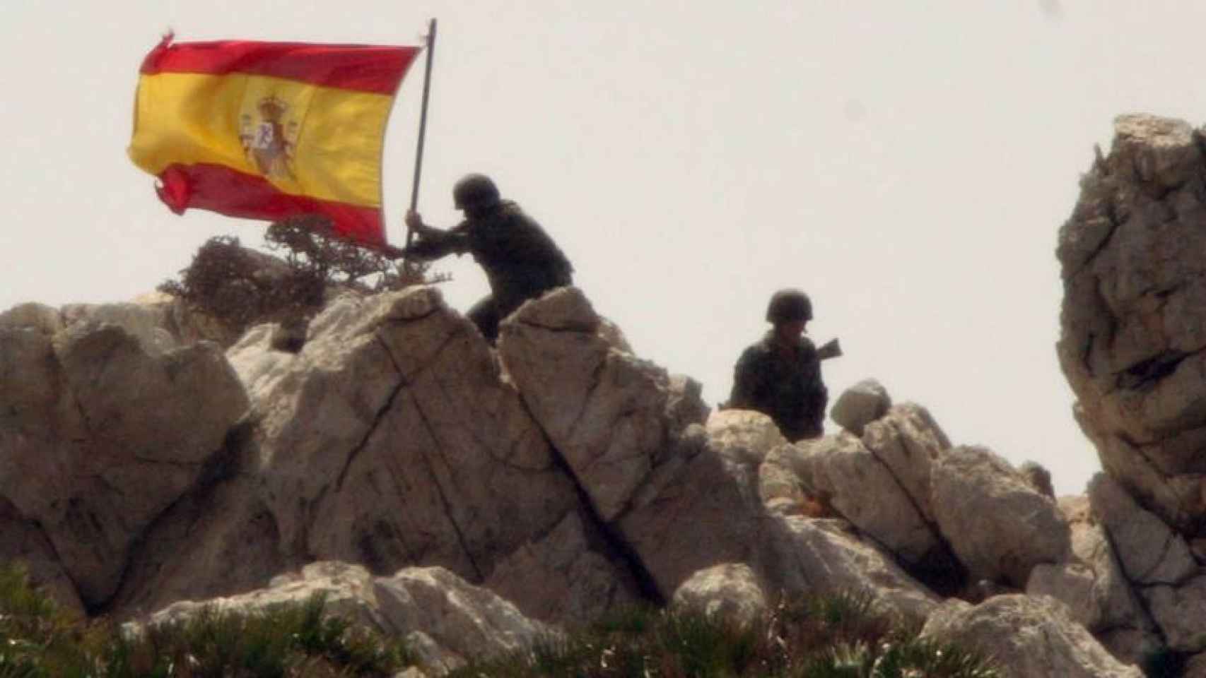Un soldado coloca la bandera de España en Perejil, el 17 de julio de 2002.