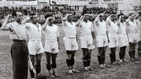 El Madrid Foot-Ball Club saluda con el puño en alto en un partido celebrado en 1937 como homenaje a la 21ª Brigada Mixta republicana.