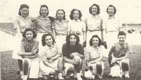 Luisa Álvarez Iglesias, abajo a la izquierda, en una fotografía del equipo de la sección femenina de Asturias de 1942.