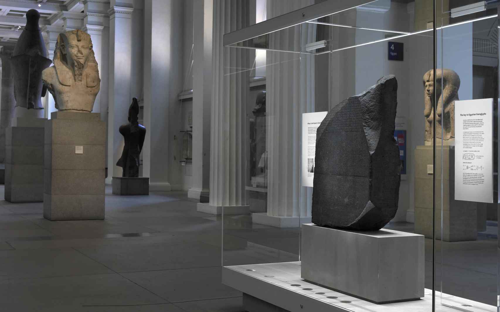 Vista de la Piedra Rosetta en su vitrina del Museo Británico.