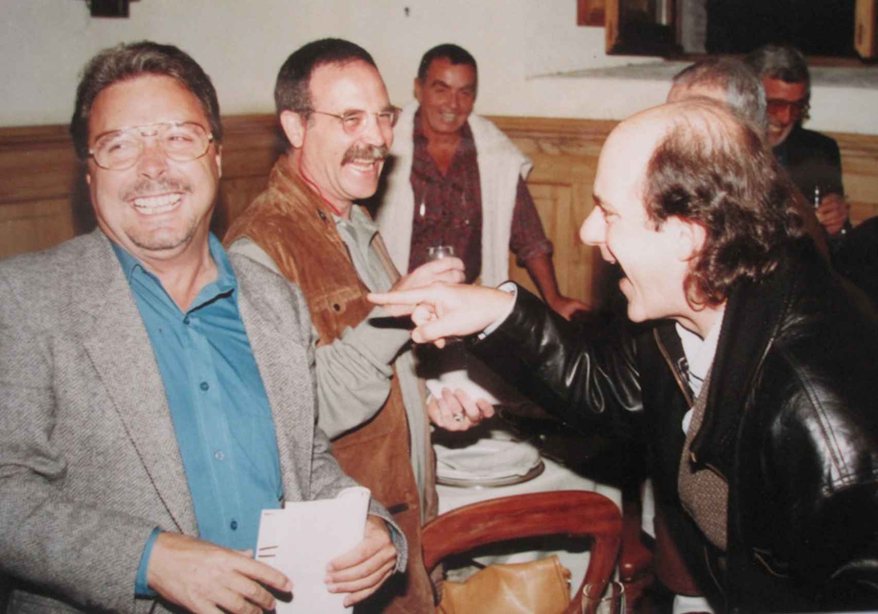 Fernández (i) bromea con el director Rob Cohen (d) en un descanso de 'Pánico el túnel' ('Daylight', 1996).