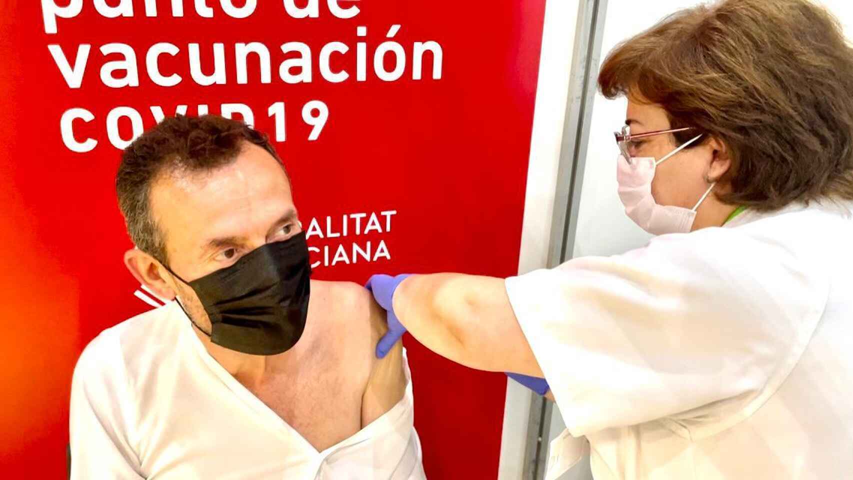 El alcalde de Elche, Carlos González, cuando recibió una dosis de la vacuna contra la Covid-19.