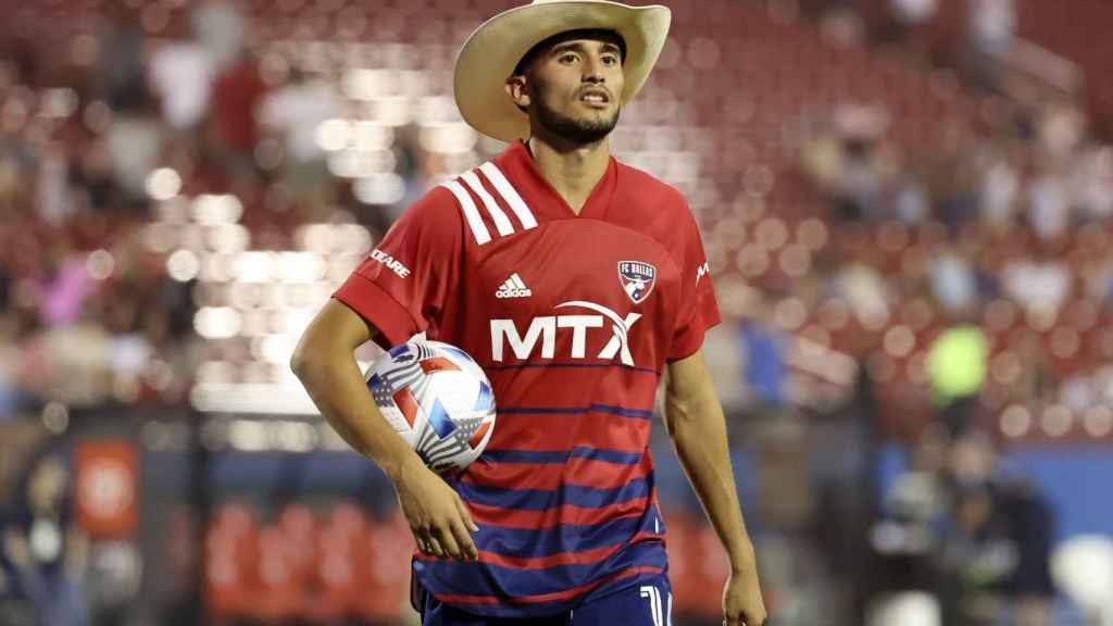 Ricardo Pepi celebrando un gol con un sombrero