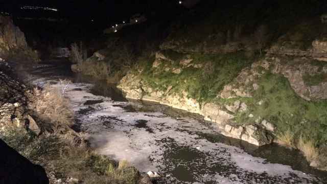 Las aguas del río Tajo, cargadas de espumas este lunes a su paso por Toledo.