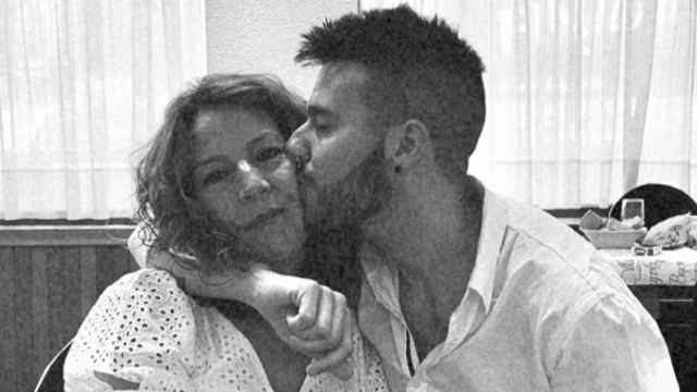 Carlos Pérez besa a su madre, que se suicidó en octubre de 2020 con 46 años tras dos intentos fallidos.
