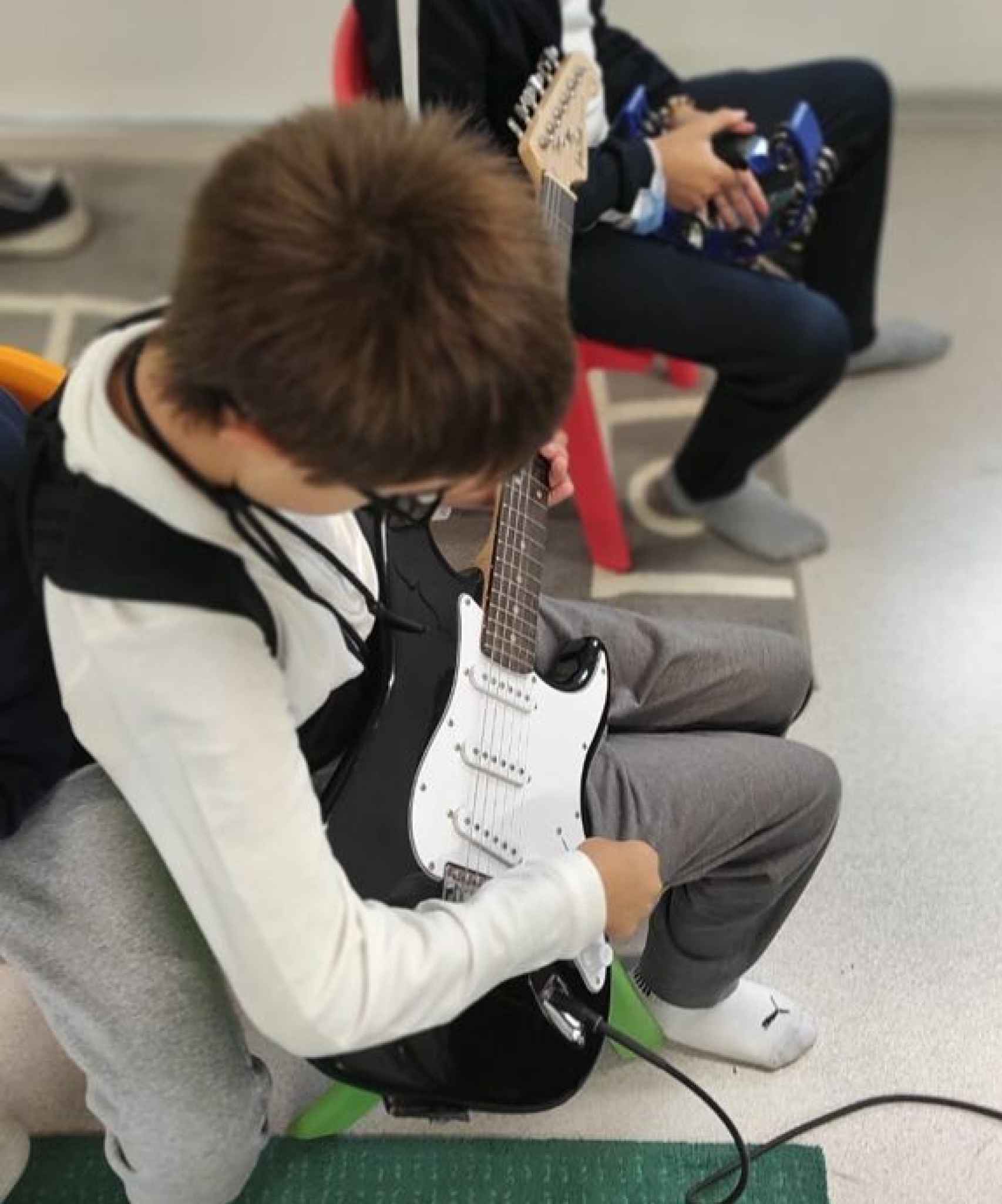 Un alumno toca un instrumento