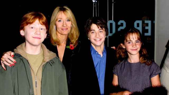 J. K. Rowling, con los protagonistas de la saga cinematográfica de Harry Potter.