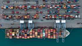 Imagen aérea de un puerto. Foto: Freepik.