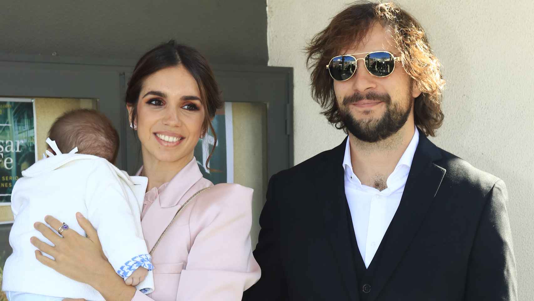 Elena Furiase y su marido, Gonzalo Sierra, en una imagen de archivo fechada en marzo de 2019, el día del bautizo de su primer hijo, Noah.
