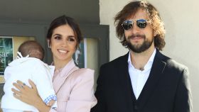 Elena Furiase y su marido, Gonzalo Sierra, en una imagen de archivo fechada en marzo de 2019, el día del bautizo de su primer hijo, Noah.
