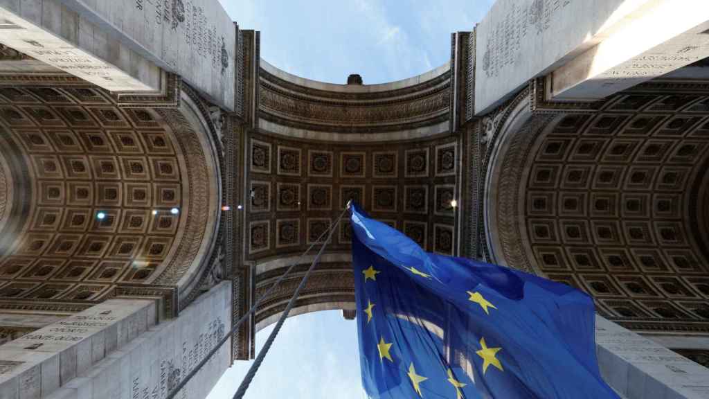 La bandera de la UE ondea bajo el Arco del Triunfo, en París.