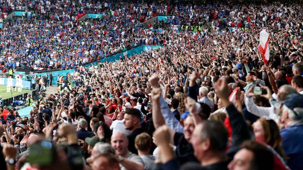 Aficionados de Inglaterra en el estadio de Wembley