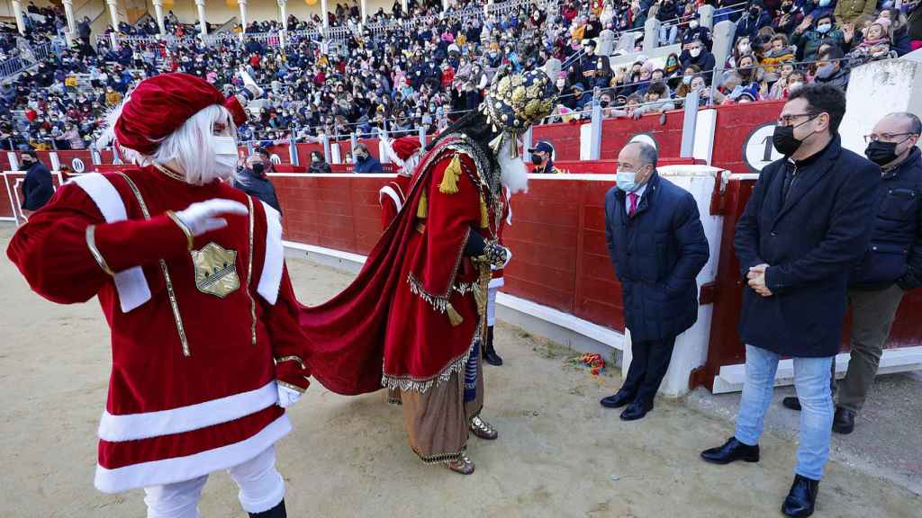 El alcalde de Albacete recibiendo a los Reyes Magos en la Plaza de Toros.