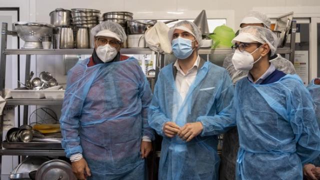 Luis Tudanca (en el centro de la imagen), durante su visita a la empresa 'Algo Nuevo'