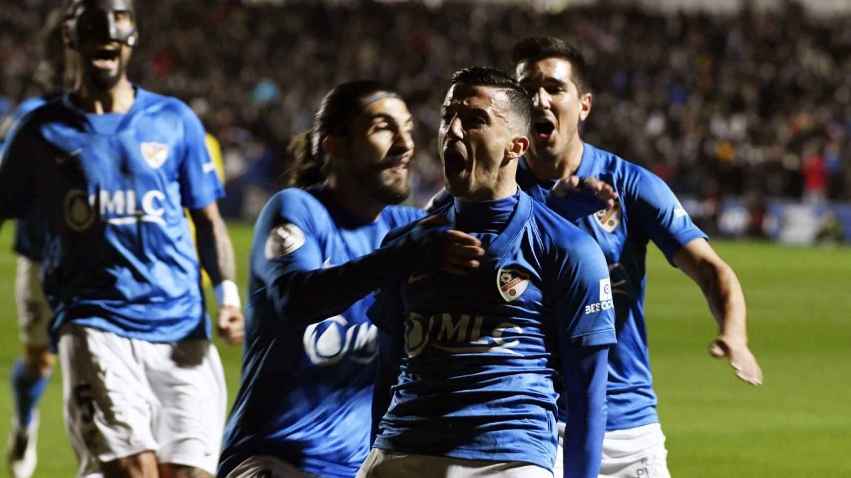 Los jugadores del Linares celebran el gol de Hugo Díaz.