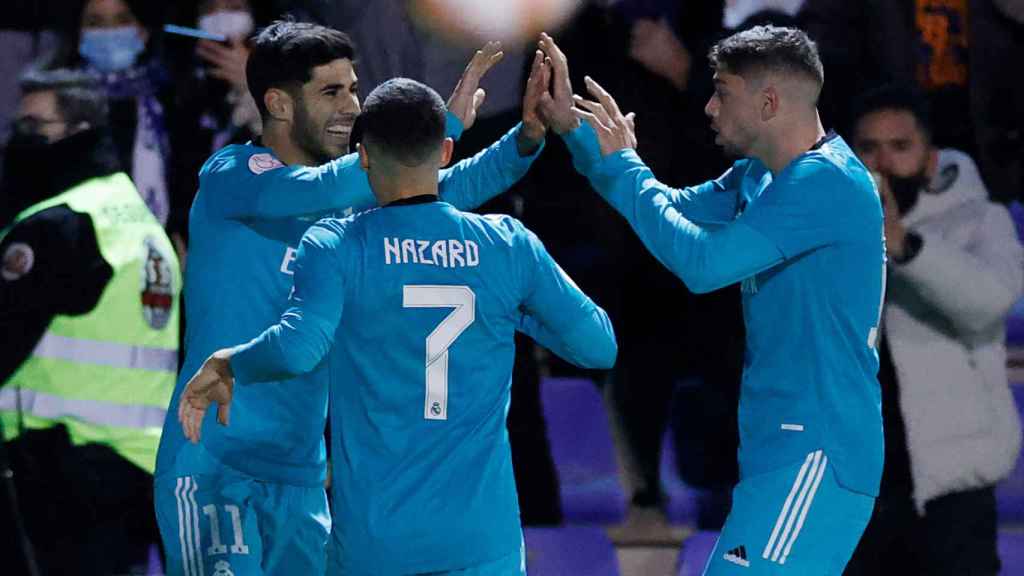 Eden Hazard y Fede Valverde celebra el gol de Marco Asensio al Alcoyano