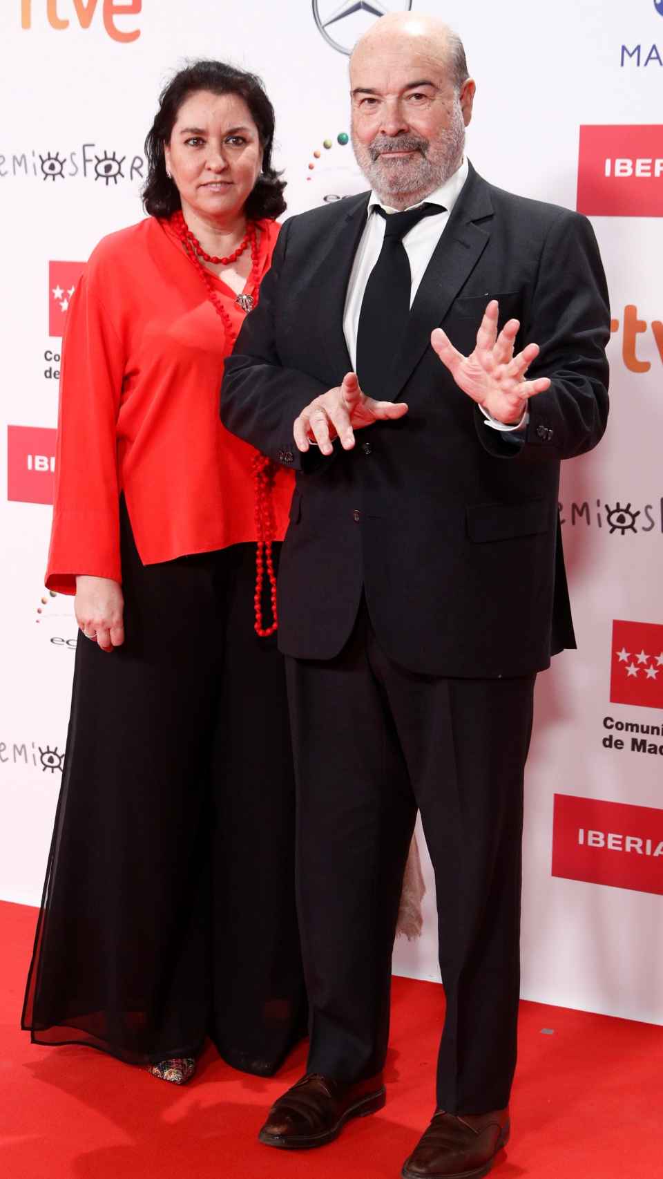 El director de cine Antonio Resines y su mujer, Pérez-Lorente, en un acto público en diciembre de 2021.