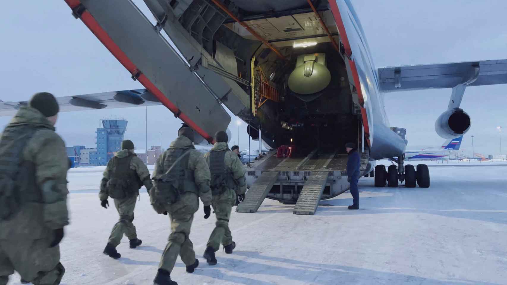 Los militares rusos abordan un avión militar con destino a Kazajstán, en un aeródromo en las afueras de Moscú.