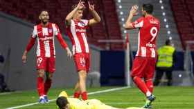 Marcos Llorente celebra con los jugadores del Atlético de Madrid un gol