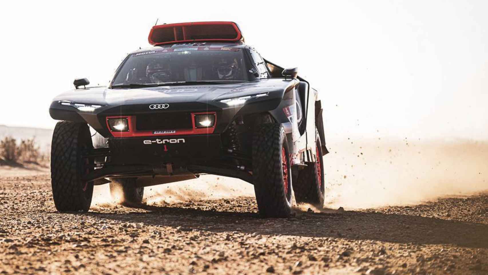 Carlos Sainz tomando la salida de la quinta etapa del Rally Dakar 2022