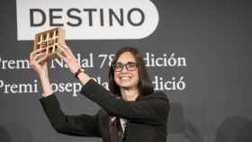 Inés Martín Rodrigo recoge el Premio Nadal.
