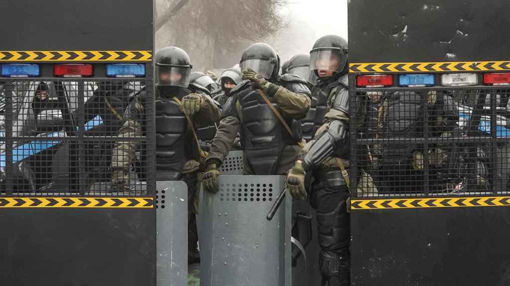Policías antidisturbios vigilan una calle durante las manifestaciones por la subida de los precios de la energía en Almaty, Kazajstán.