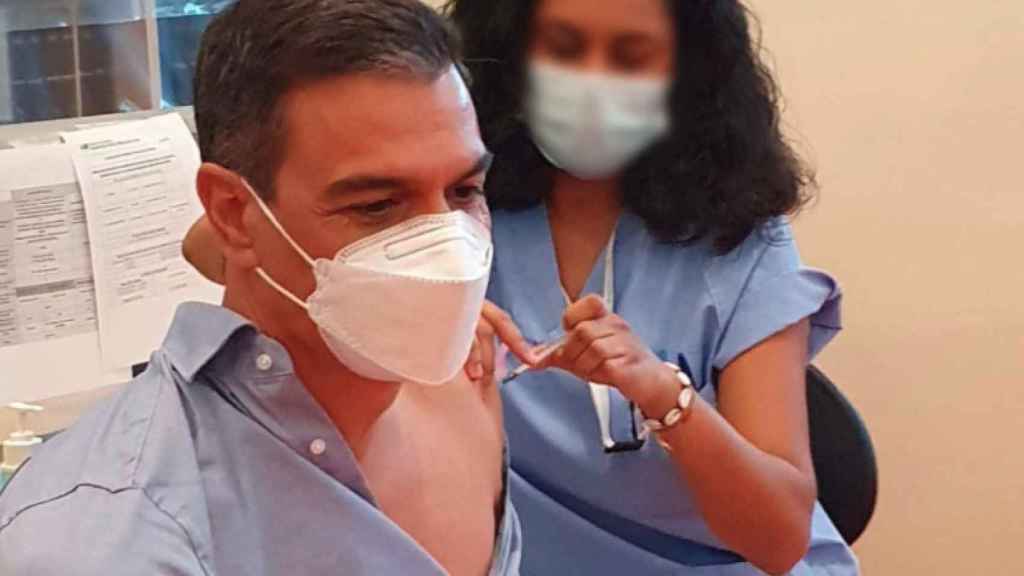 Pedro Sánchez recibe la tercera dosis de la vacuna contra la Covid en el Hospital Puerta de Hierro de Madrid.