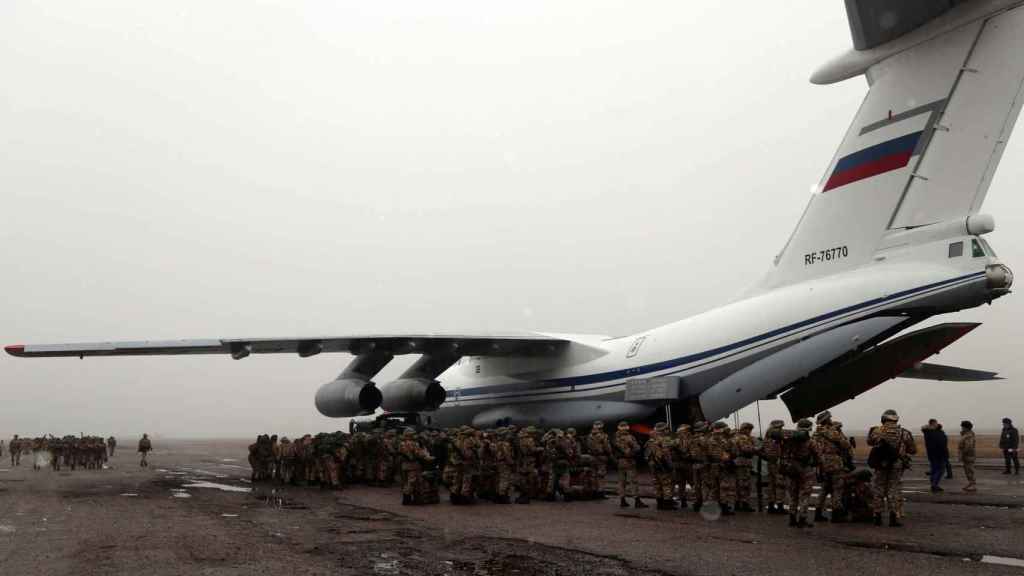 Un avión ruso recién aterrizado en Kazajistán este viernes para dejar a soldados.
