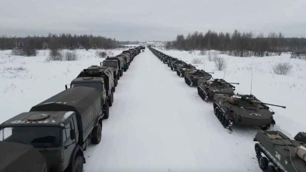 Camiones y tanques rusos llegando a Kazajistán.