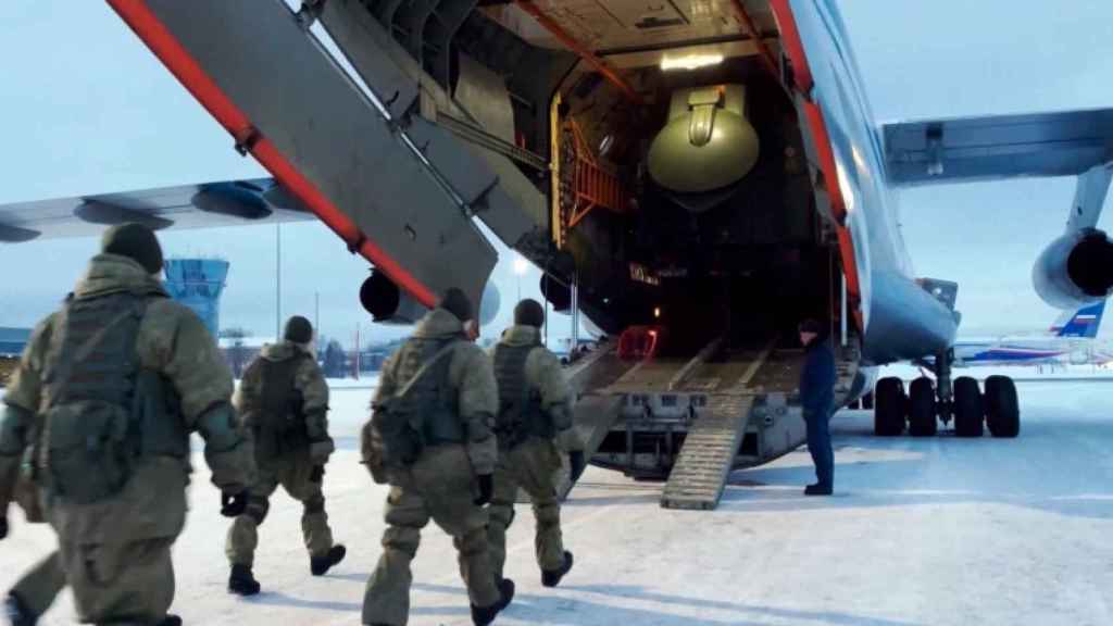 Soldados rusos partiendo a Kazajistán.