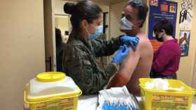 Los militares apoyan en la campaña de vacunación para intentar frenar la expansión de ómicron.