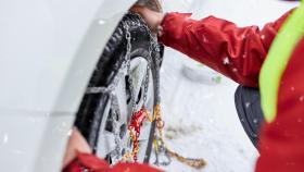 Trucos para poner las cadenas al coche para la nieve.