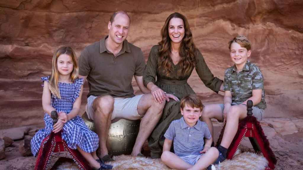 Kate Middleton junto a su marido y sus hijos en la felicitación de Navidad 2021.