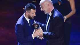 Leo Messi recibe de manos de Gianni Infantino el The Best.