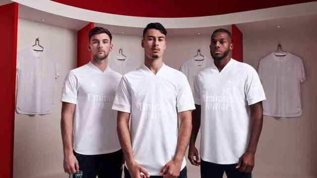 Los jugadores del Arsenal con su camiseta blanca por la campaña 'No more red'.