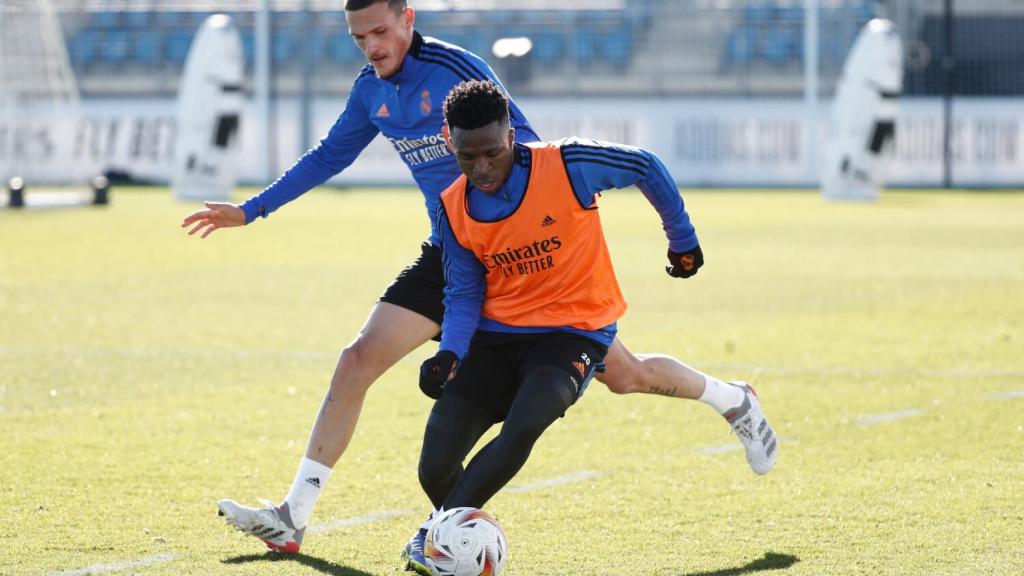 Rafa Marín trata de robar un balón a Vinicius Júnior.