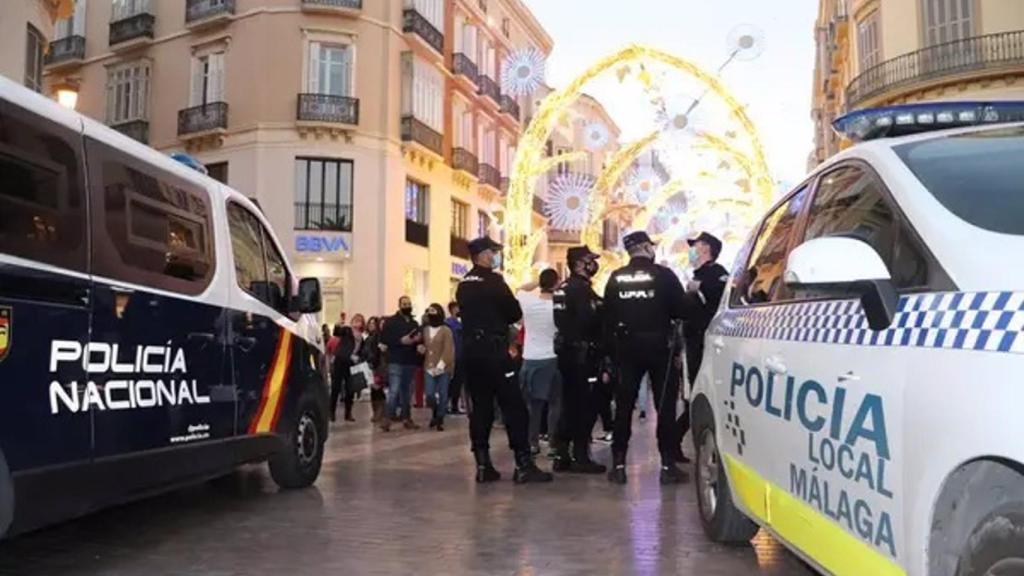 Agentes de la Policía Nacional y Policía Local de Málaga en un operativo.