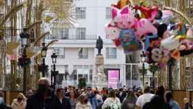 Vecinos, turistas y visitantes llenan las calles de Málaga.