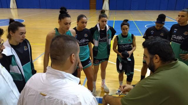 Las jugadoras del CAB Estepona en un tiempo muerto.